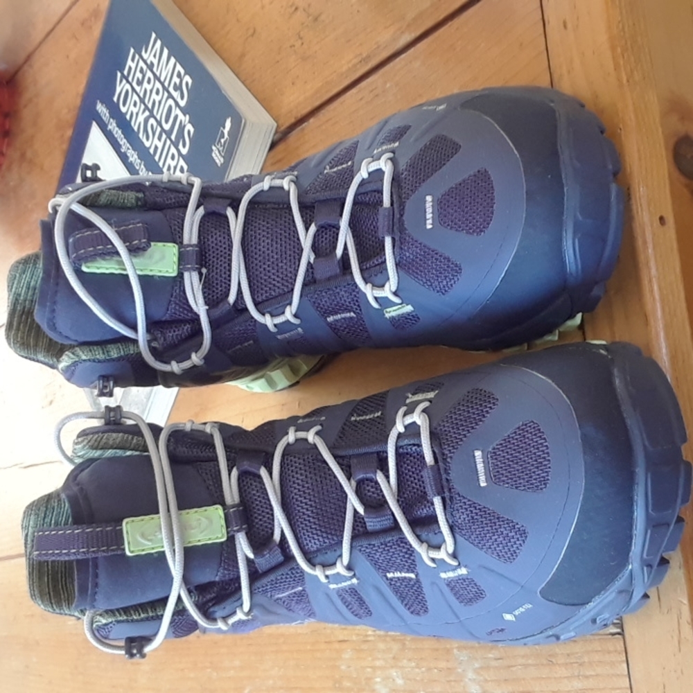 Hiking boot. Aku Sevatica mid GTX. Brand new condition from REI. Never worn.